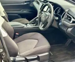 2018 Toyota Camry HYBRID Sedan Automatic - Image 10