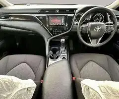 2018 Toyota Camry HYBRID Sedan Automatic - Image 12